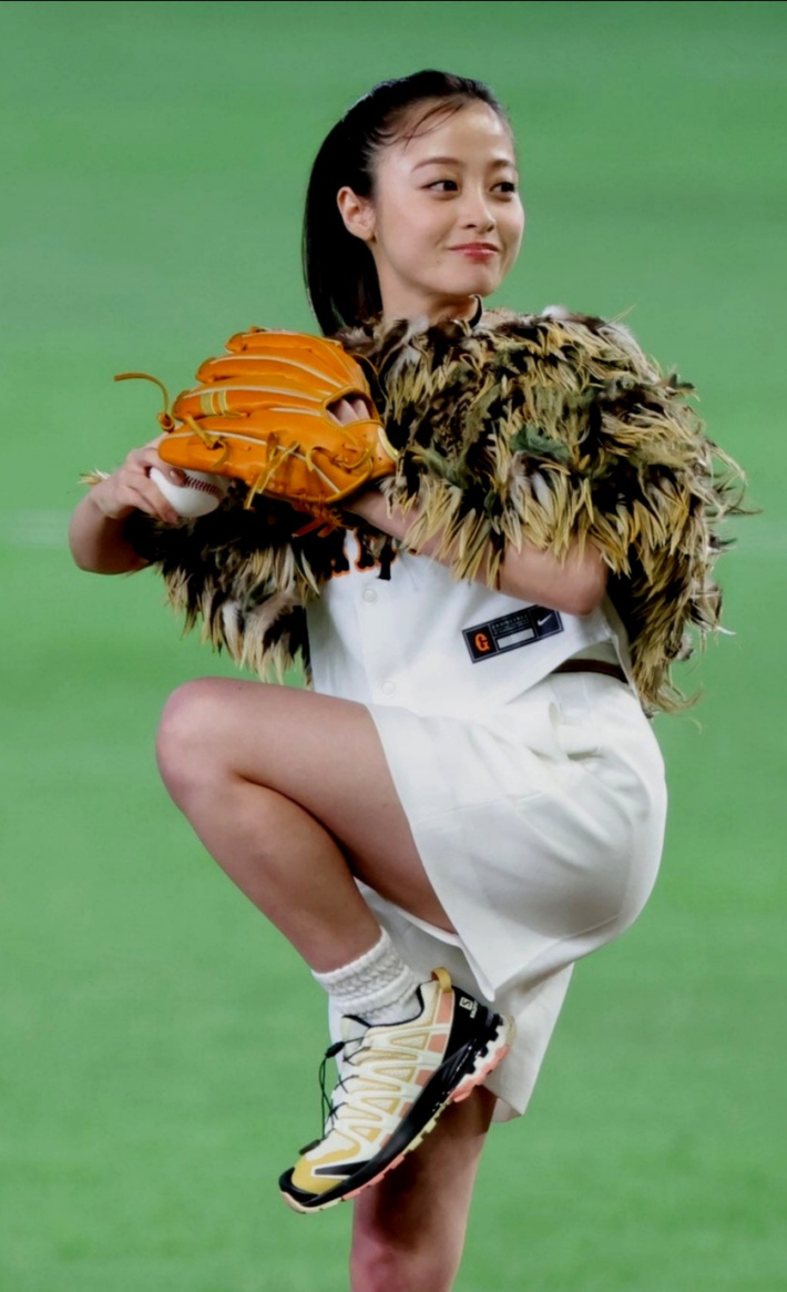 橋本環奈始球式パンツ線2 橋本環奈始球式パンツ線2