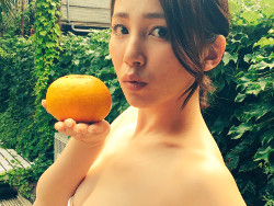 吉川友、Twitterの水着グラビアオフショットで乳首が見えるハプニング