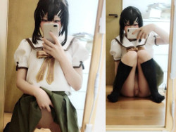 エロコスプレイヤーが鏡の前でおま○こに絆創膏貼ってM字開脚鏡撮り