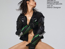 モデル水原希子がインスタにパンツ穿かずに両脚開いて股間を隠した写真を披露