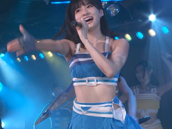 AKB48谷口めぐがライブステージ上で斬新なパンツの見せ方をする
