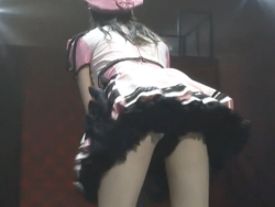 AKB48久保怜音が公演中にお尻突き出し見せパン隙間からハミ出した白パンチラ
