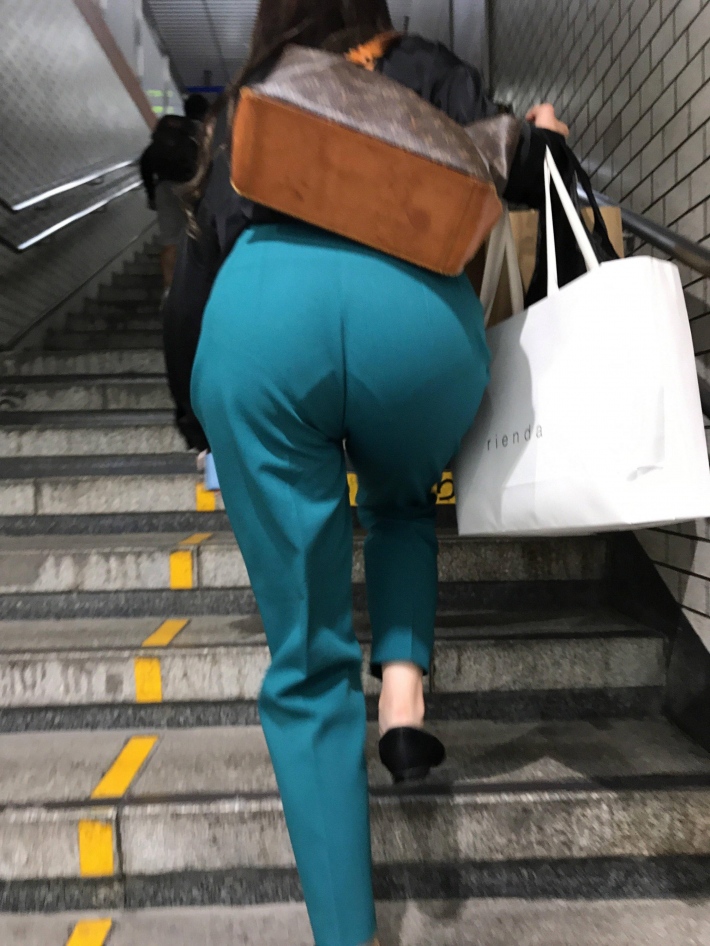 駅階段パンツ透け3