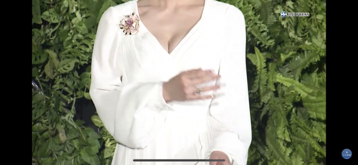 吉岡里帆おっぱい3