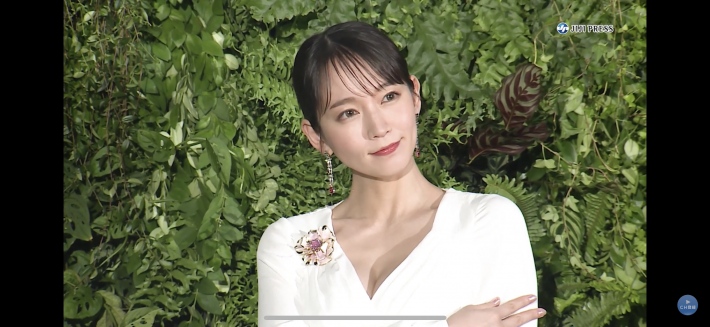 吉岡里帆おっぱい4