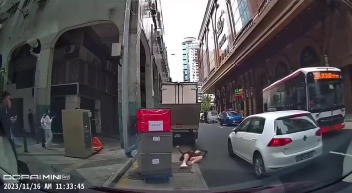 スマホ見ながらよそ見して横断した香港女子が交通事故で黒パンチラ – みんくちゃんねる