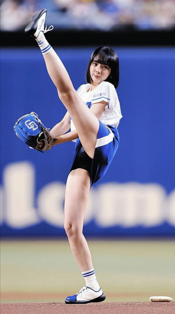 岡田紗佳始球式パンチラ1