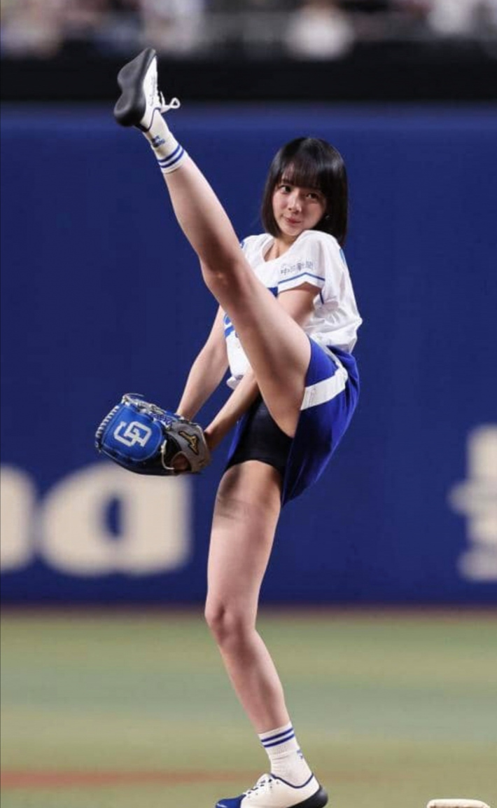 岡田紗佳始球式パンチラ2