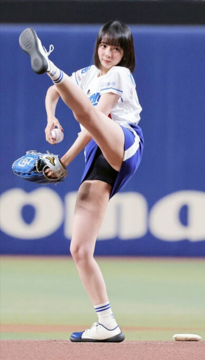 岡田紗佳始球式パンチラ3