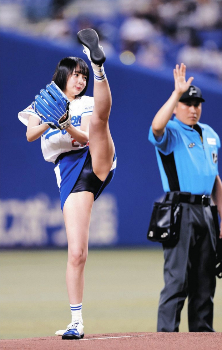 岡田紗佳始球式パンチラ4