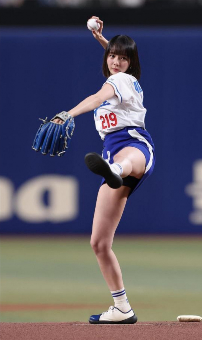 岡田紗佳始球式パンチラ5