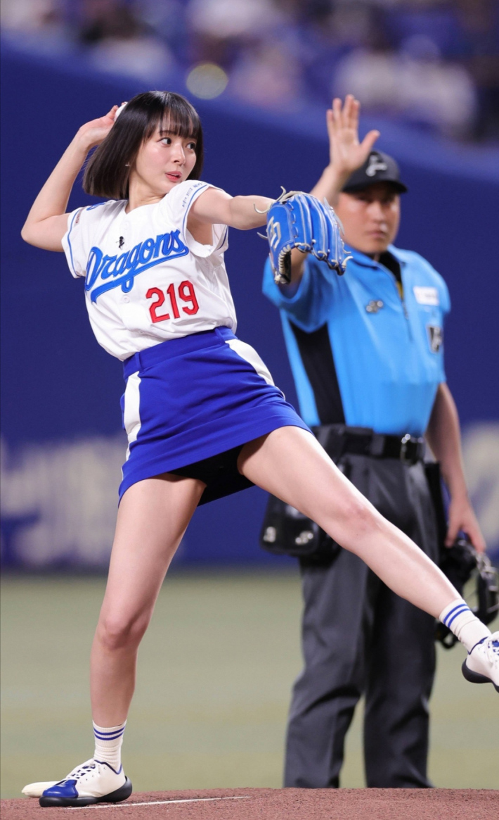 岡田紗佳始球式パンチラ7