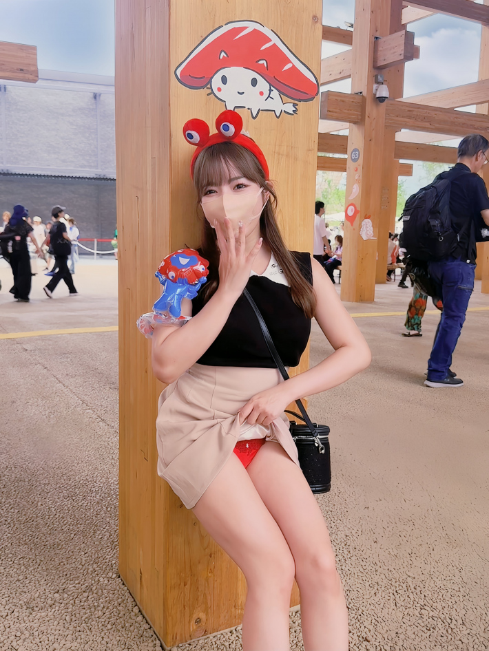 万博パンチラ女4