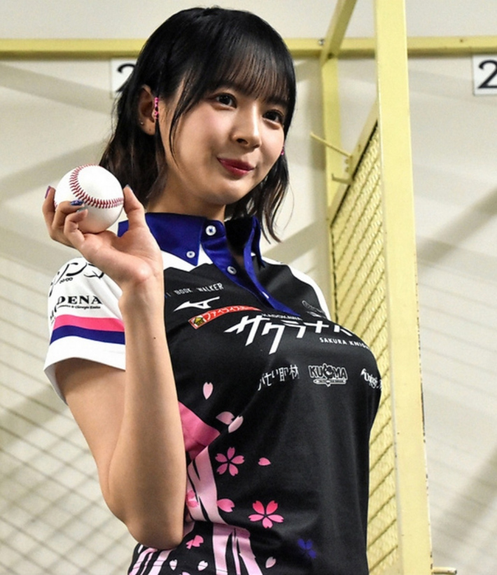 岡田紗佳パンチラ始球式0