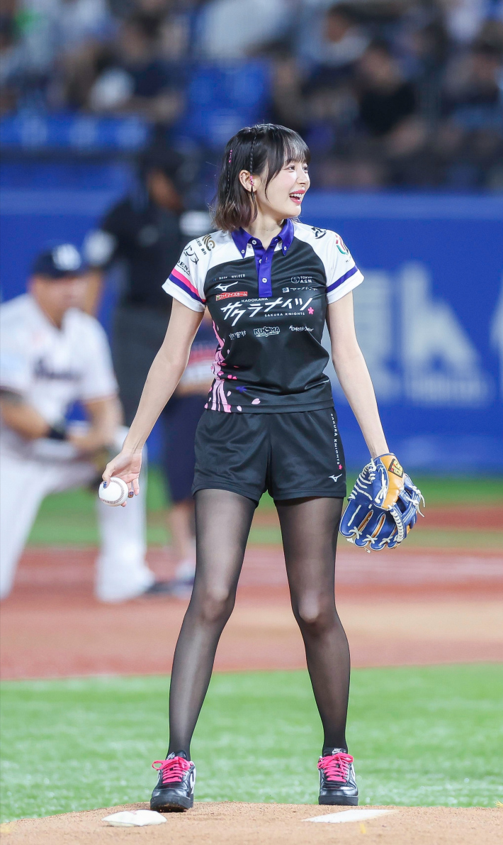 岡田紗佳パンチラ始球式1