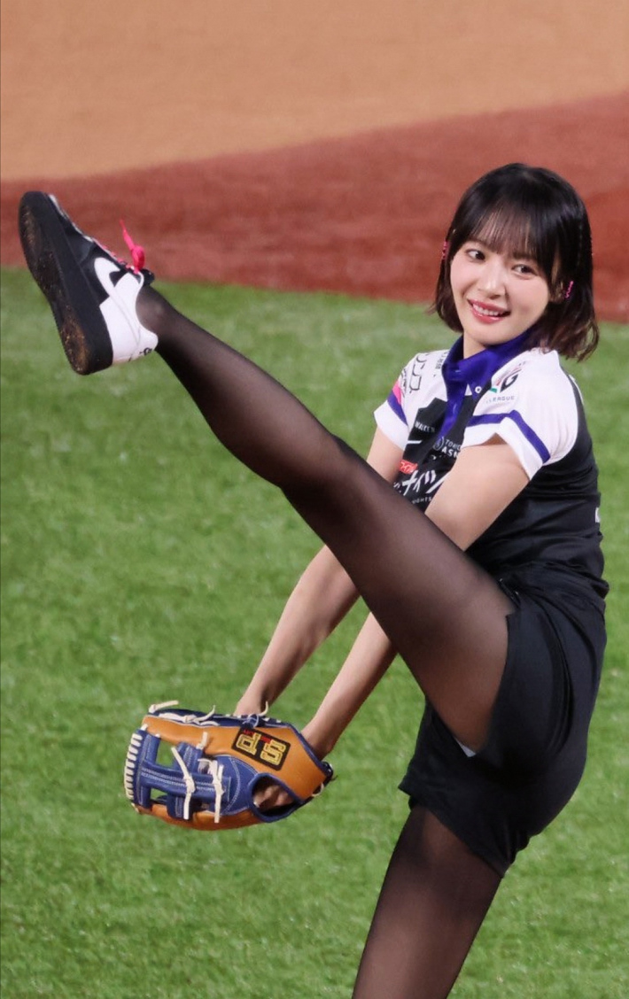 岡田紗佳パンチラ始球式4