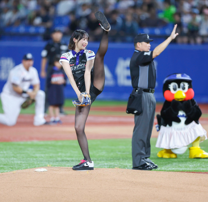 岡田紗佳パンチラ始球式5