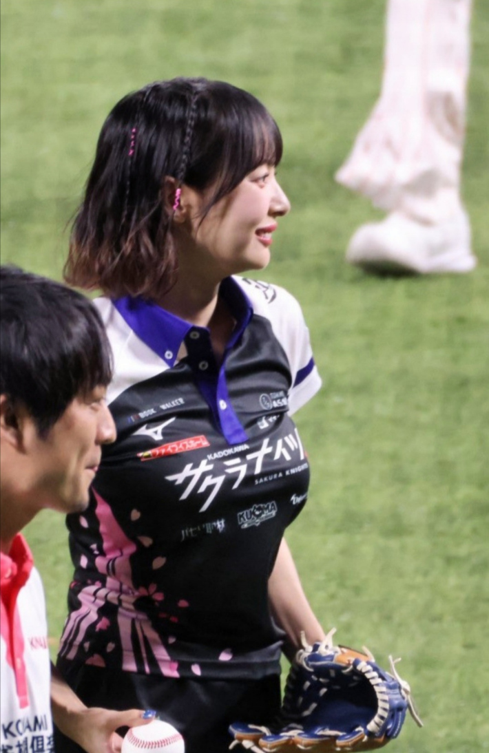 岡田紗佳パンチラ始球式8