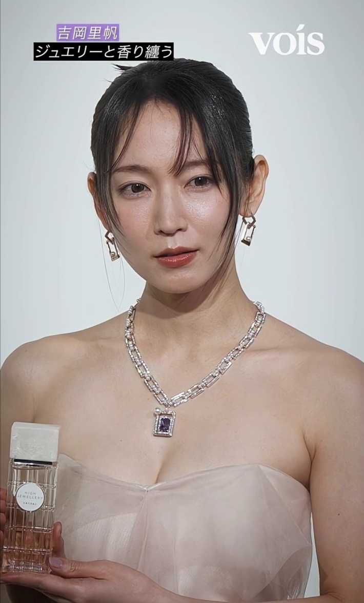 吉岡里帆おっぱい谷間毛穴4