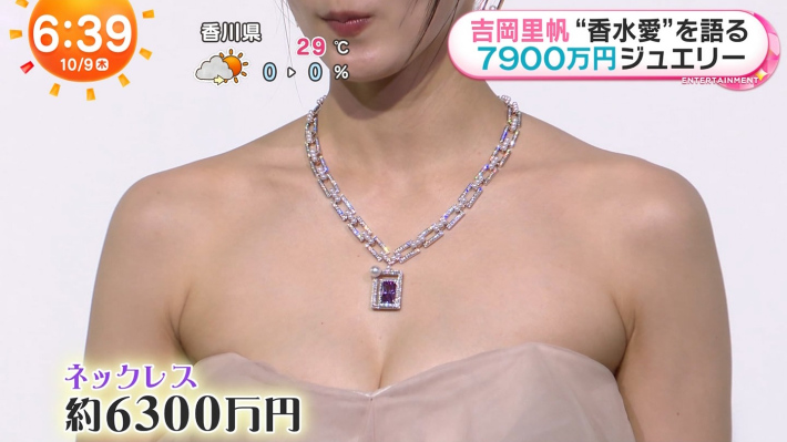 吉岡里帆おっぱい谷間毛穴16