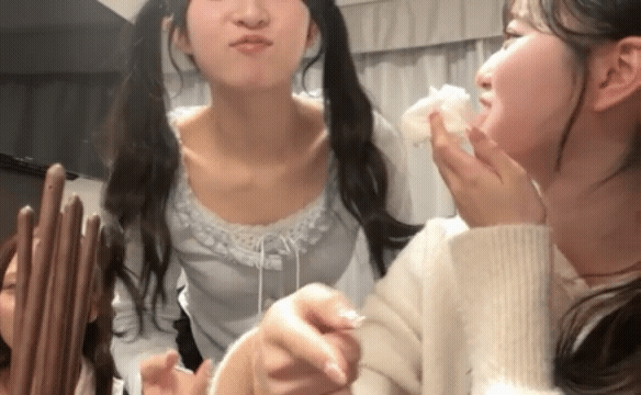 秋山由奈胸チラ1