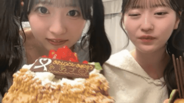 秋山由奈胸チラ2