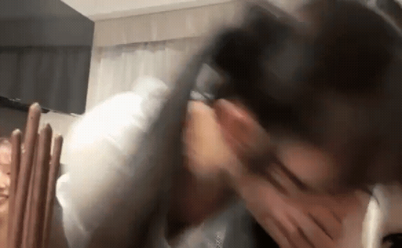 秋山由奈胸チラ3