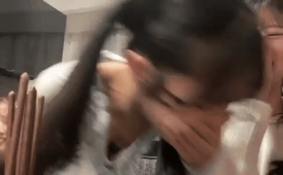 秋山由奈胸チラ5