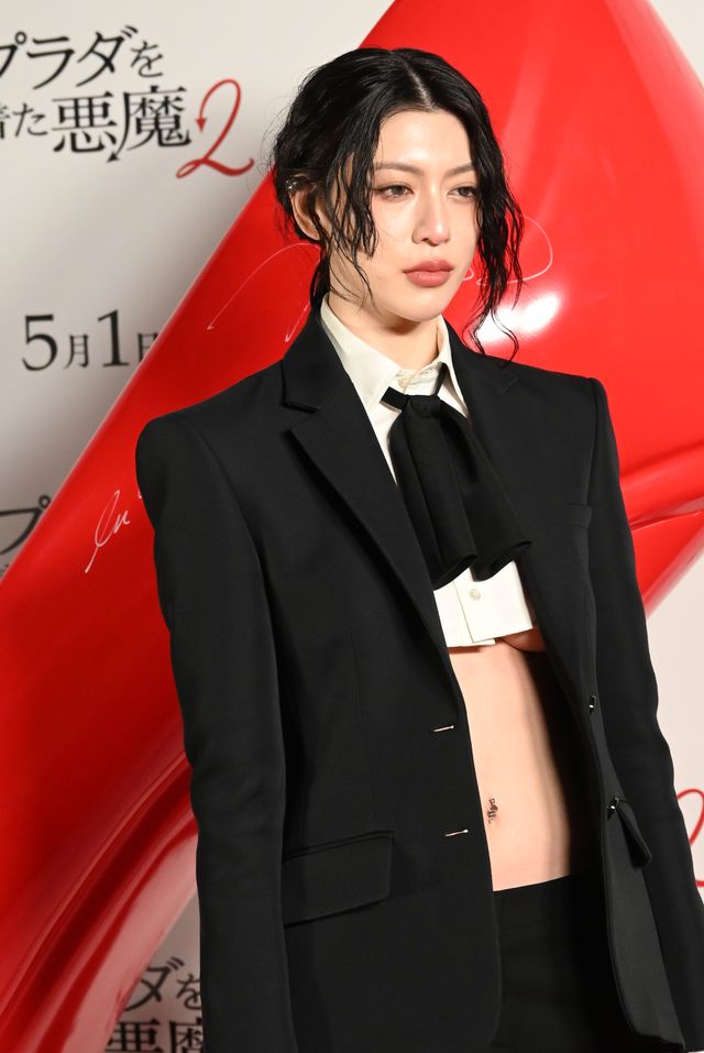 三吉彩花下乳5