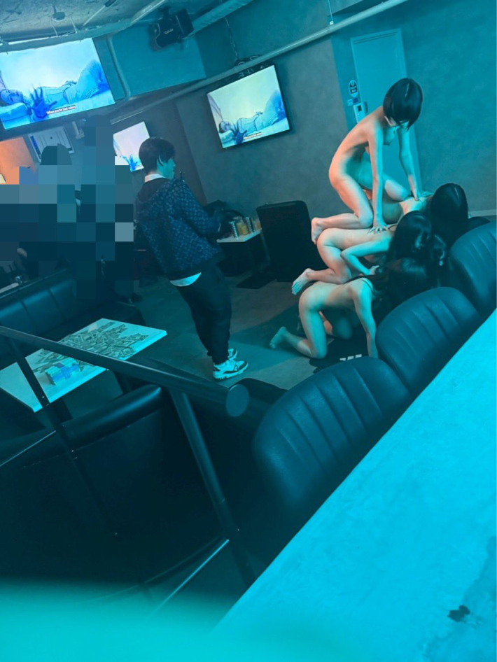 バーで全裸組体操2