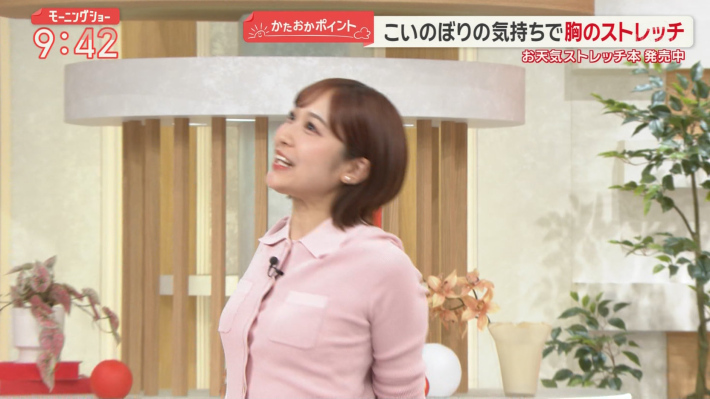 モーニングショー松岡朱里胸チラ4