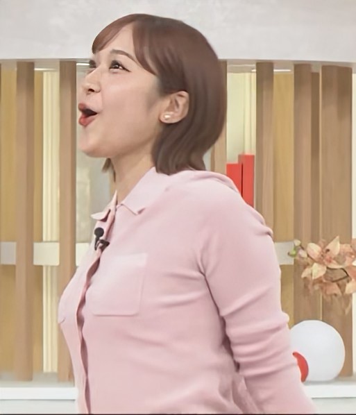 モーニングショー松岡朱里胸チラ7